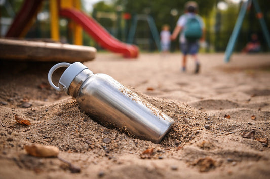 KiNDKiT Edelstahl Trinkflasche im Sandkasten verloren gegangen