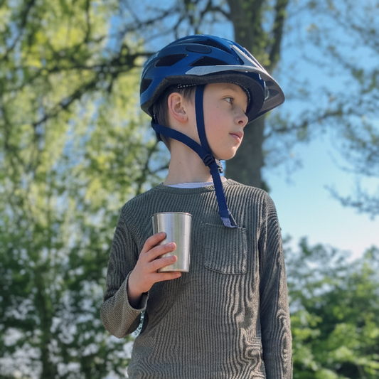 Kind trinkt aus KiNDKiT Edelstahl Becher 280ml Meerestiere im Freien